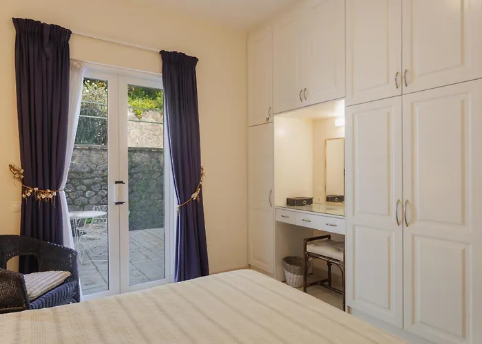 Blue Coast - Seaside Retreat With Pool In Exclusive Koméno