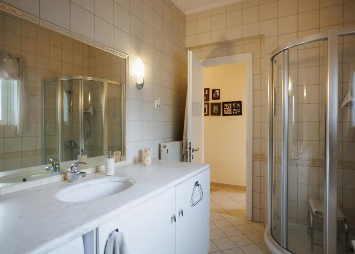 Blue Coast - Seaside Retreat With Pool In Exclusive 4* Koméno